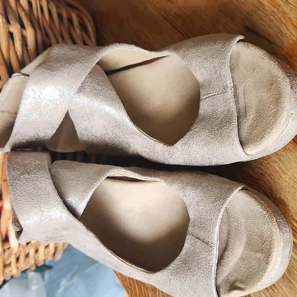 Coconuts by Matisse Coryn Wedge Sandals size 9 Metallic Golden - Picture 3 of 13